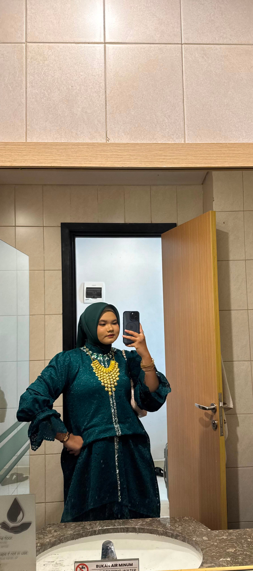 Baju bodo brokat hijau tua dengan aksesoris emas