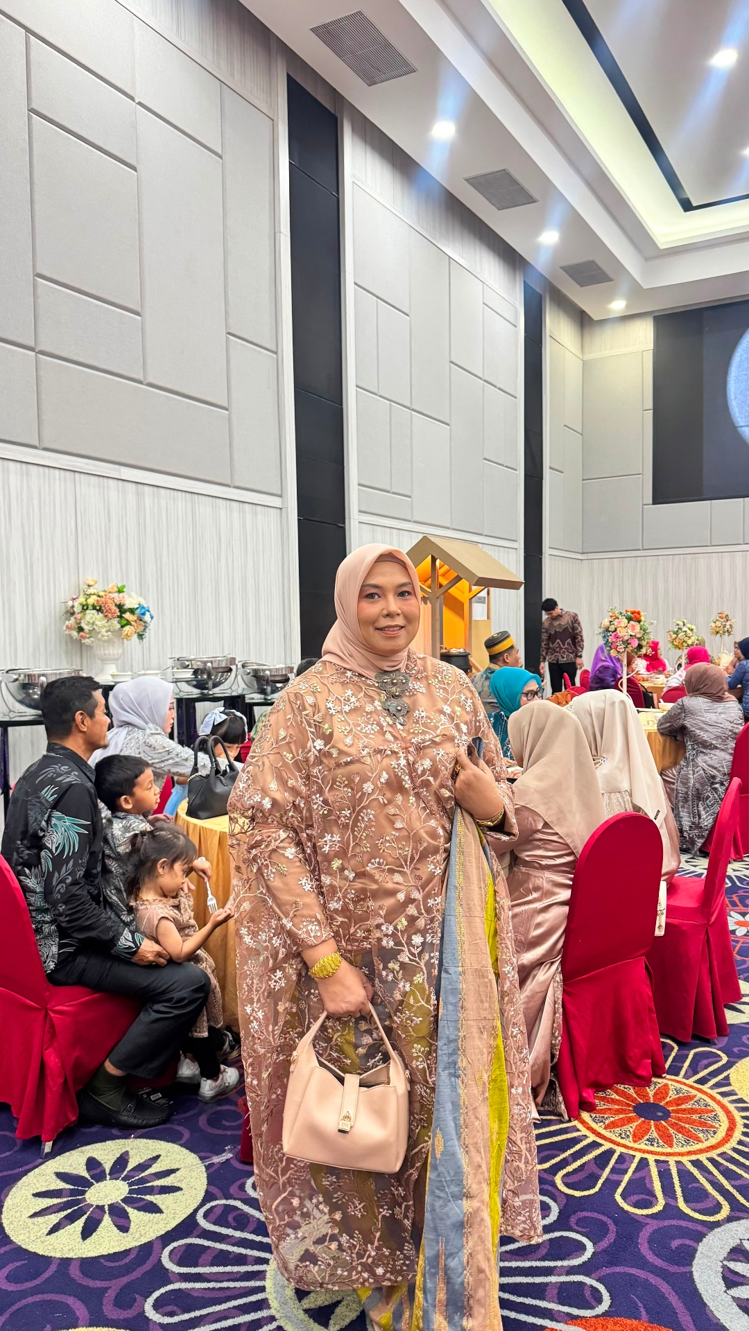 Baju adat brokat peach dengan sarung sutra