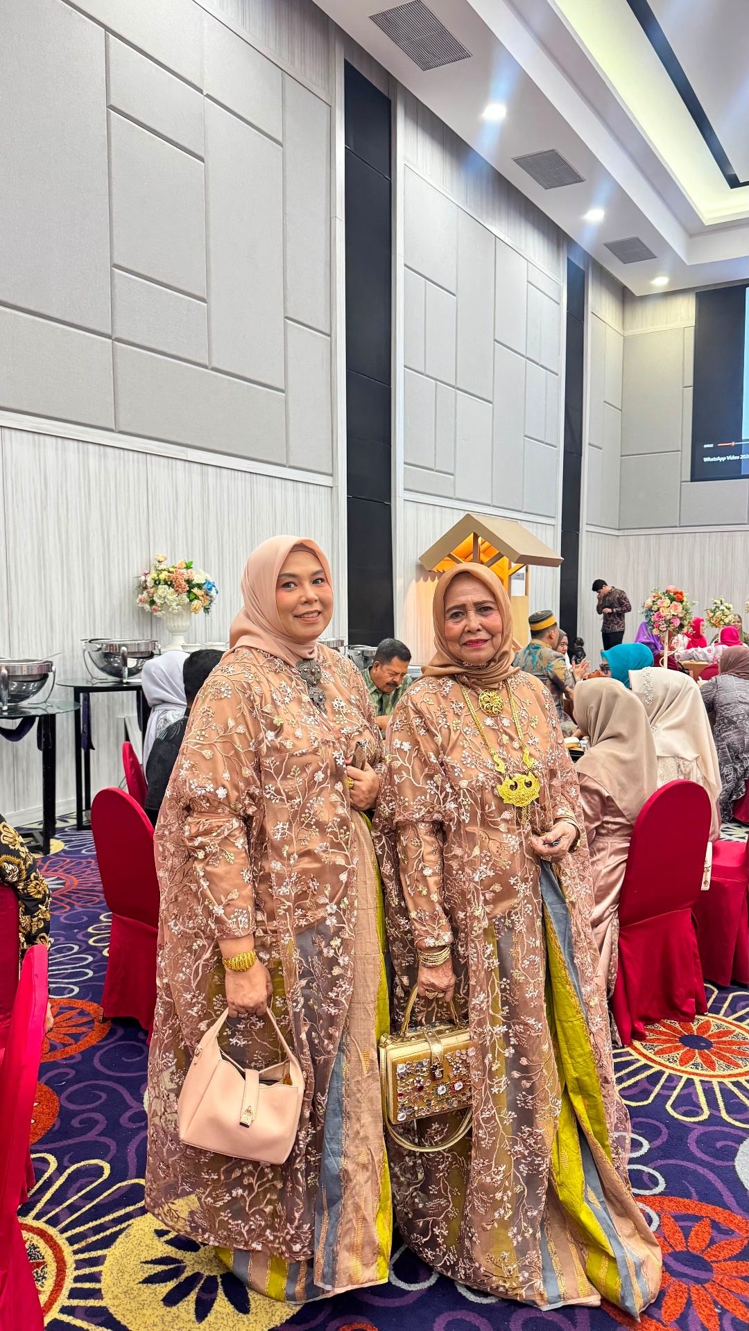 Baju adat brokat warna nude untuk dua generasi